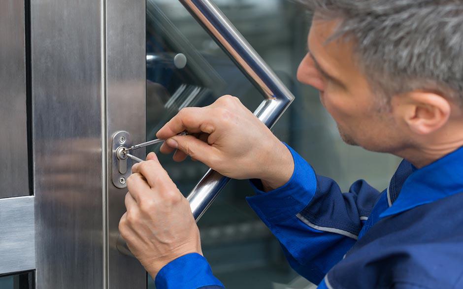 souci résolu serrurier ouverture de porte Clichy